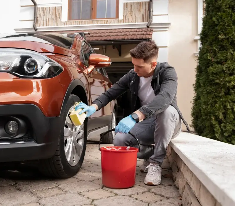 Lavage auto à domicile Saint-Médard-de-Presque : professionnel intervenant sur un véhicule